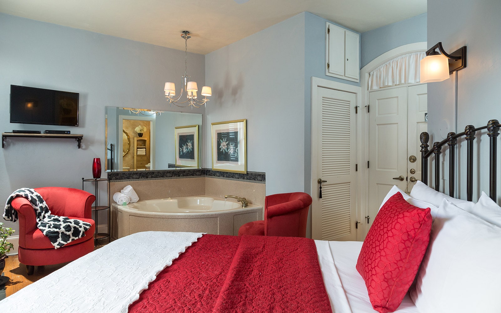 Queen Bed and Jetted Tub