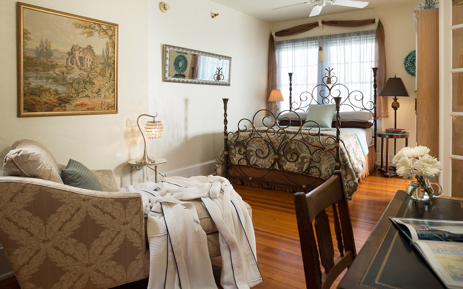 Room Picture With Queen Bed