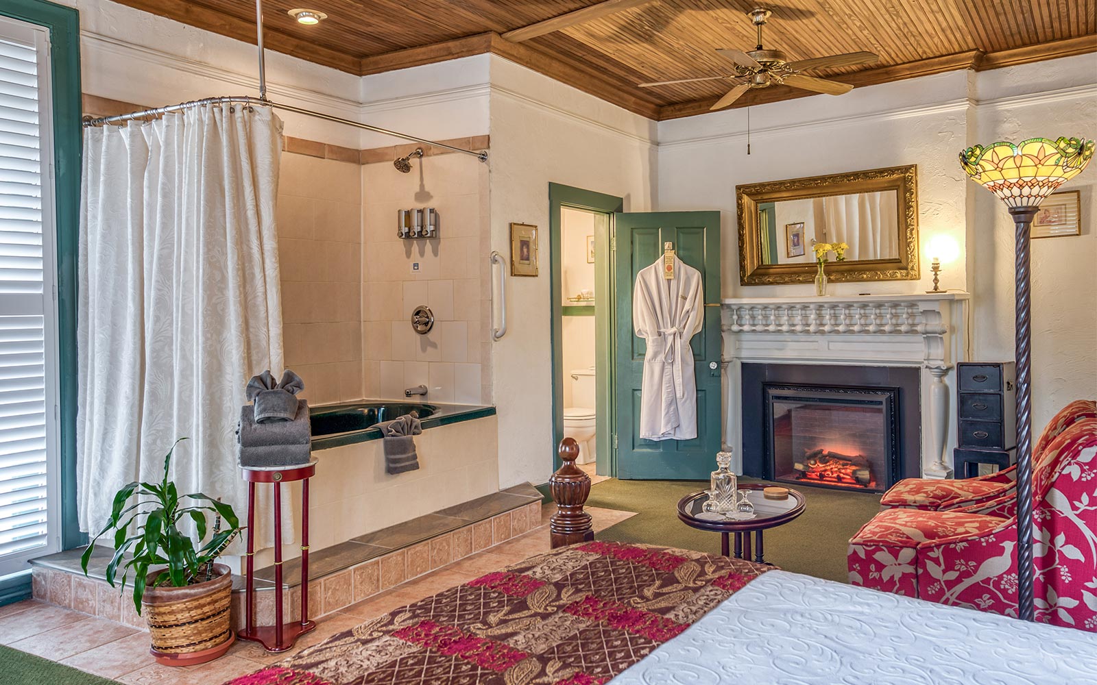 Fireplace and Jetted Bathtub