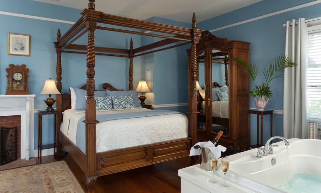 four poster bed and tub