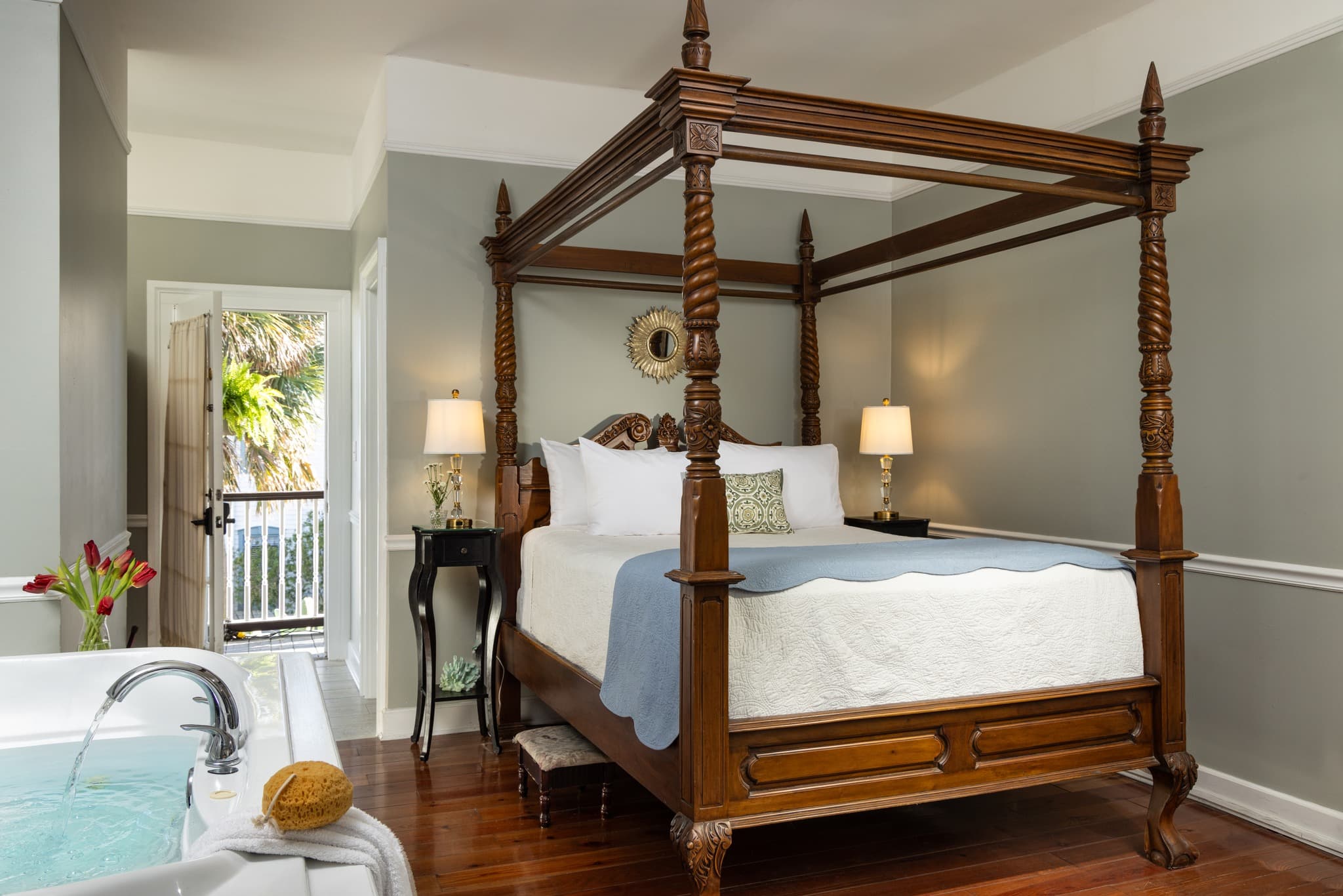 four poster bed and tub