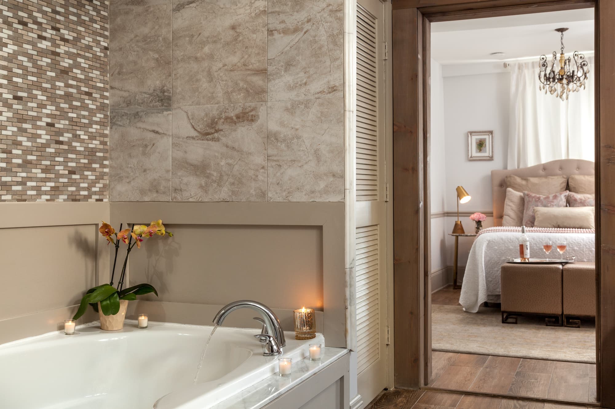 tiled tub and queen bed