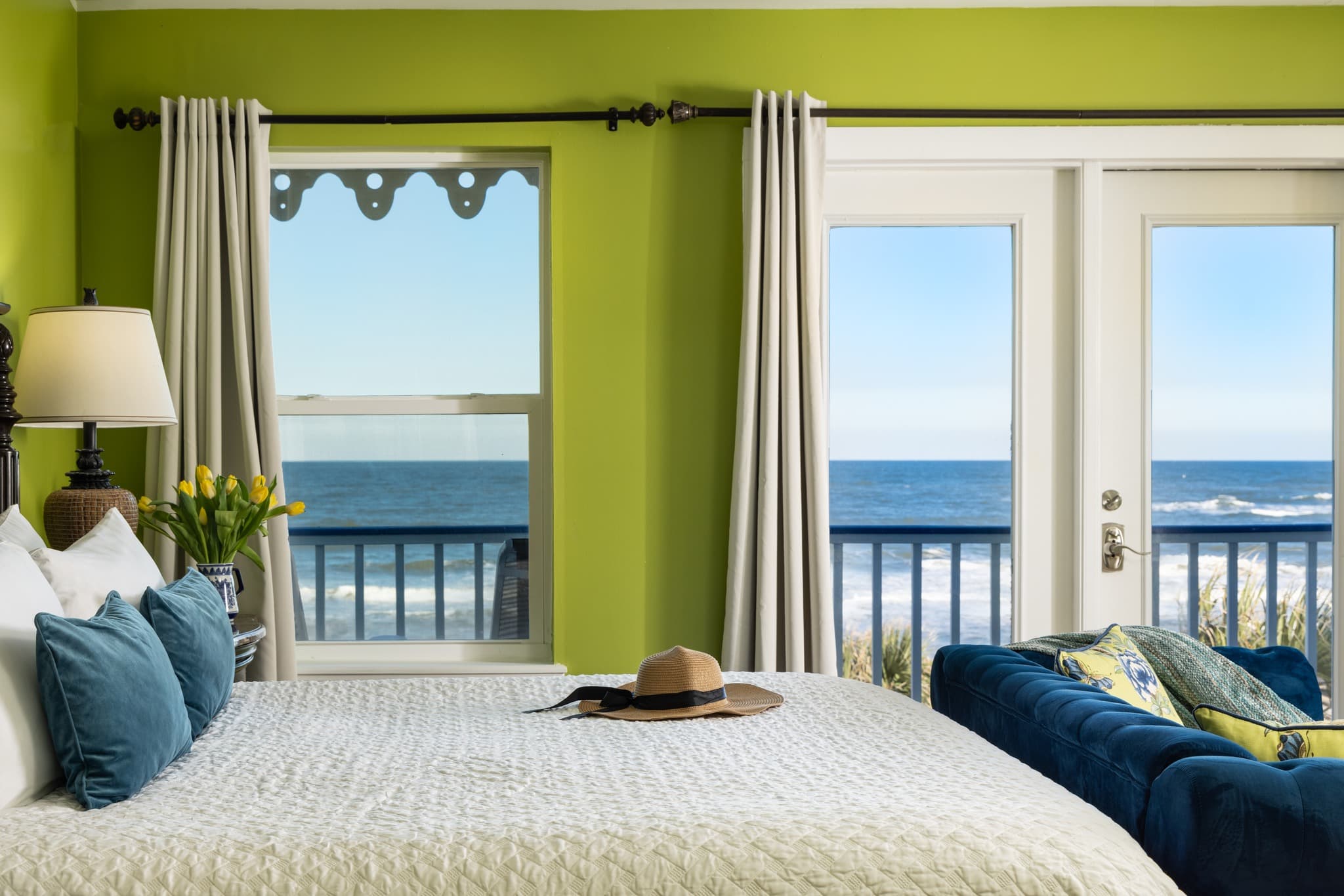 king bed water views sitting area