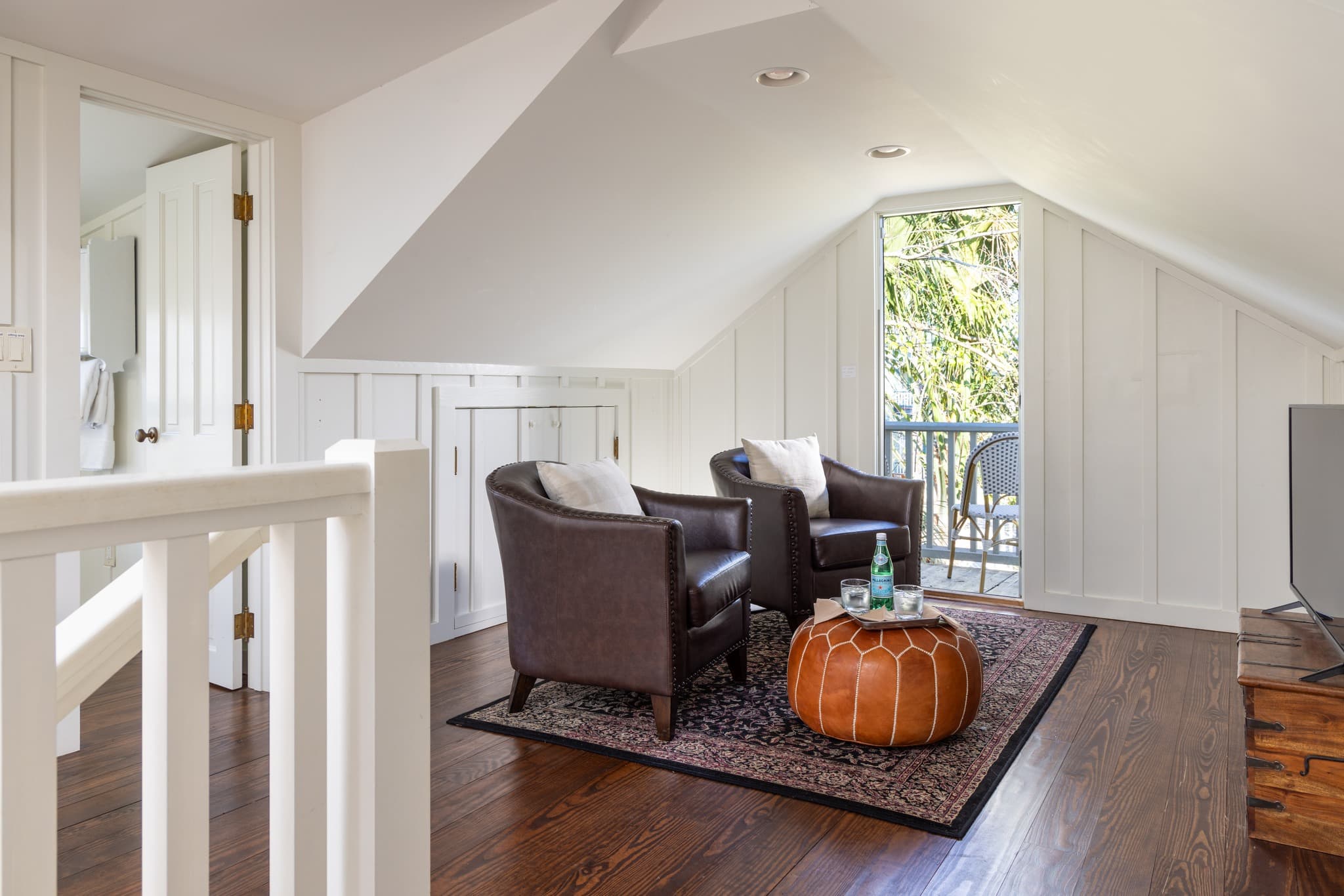 Upstairs room with 2 chairs and TV