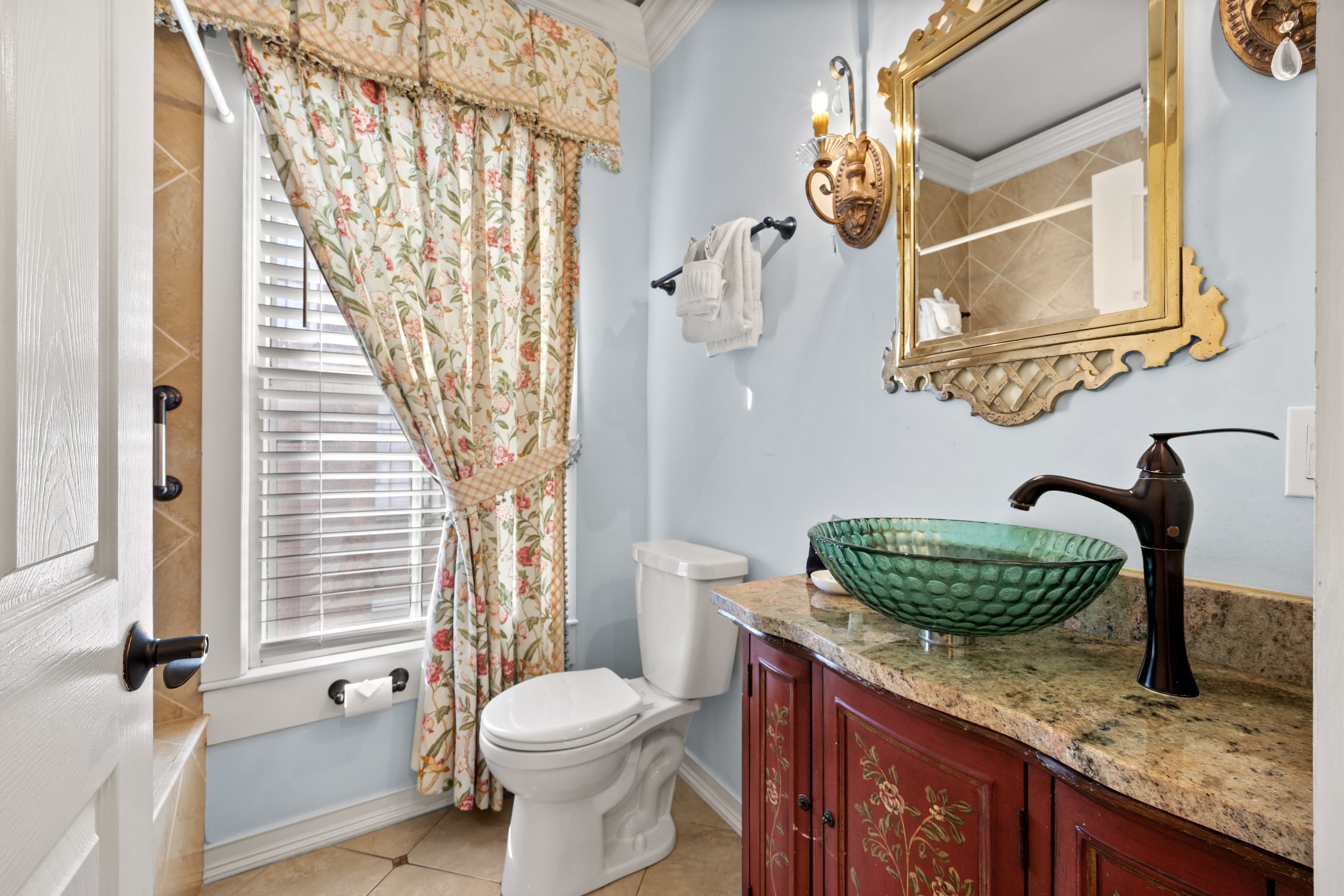 bathroo,