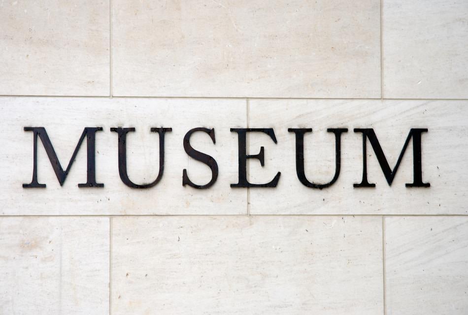 The word museum in black on white marble